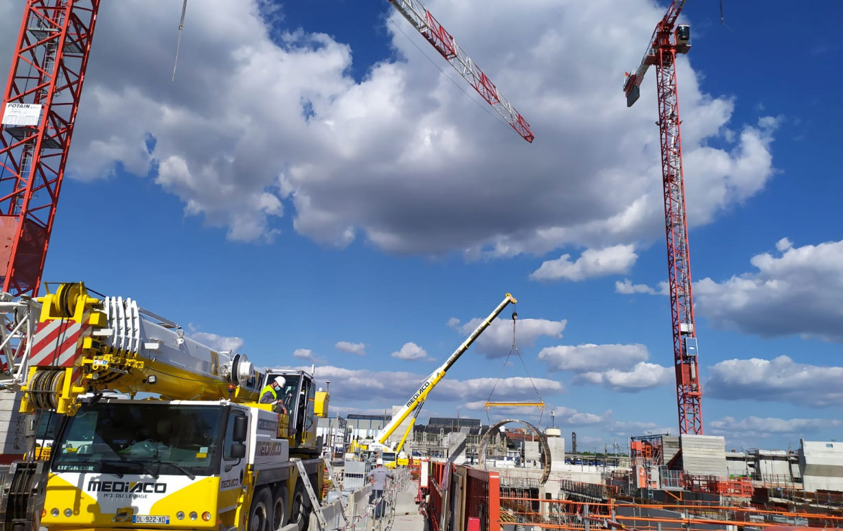 The DCS 61-S, a system that manages anti collision and zoning between tower cranes and mobile cranes 